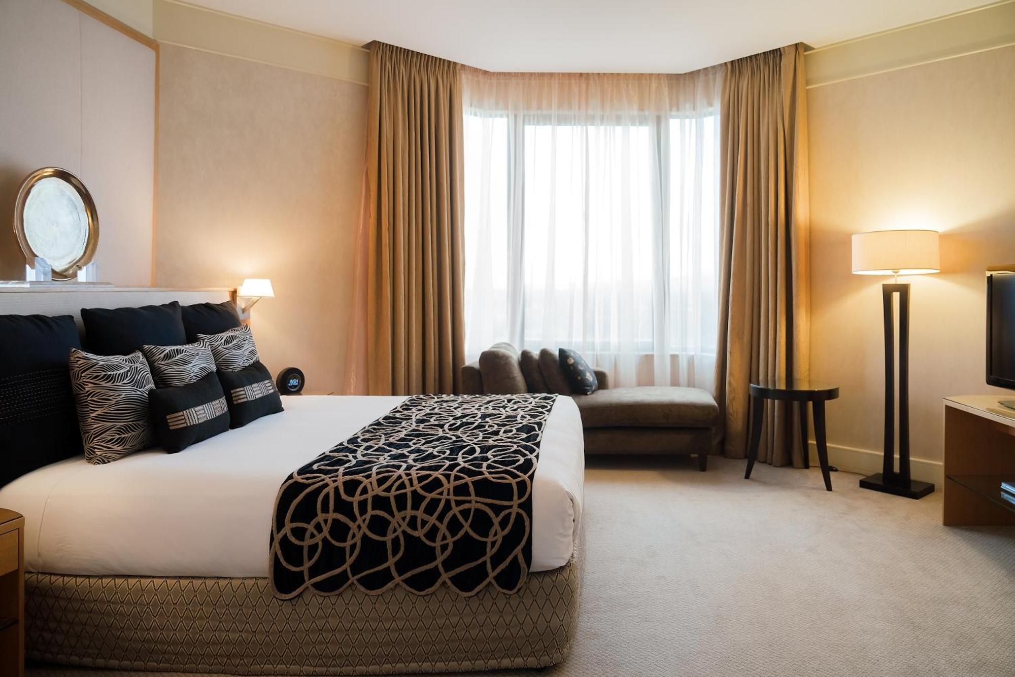 Intercontinental Adelaide By Ihg Otel Oda fotoğraf A bedroom at the hotel