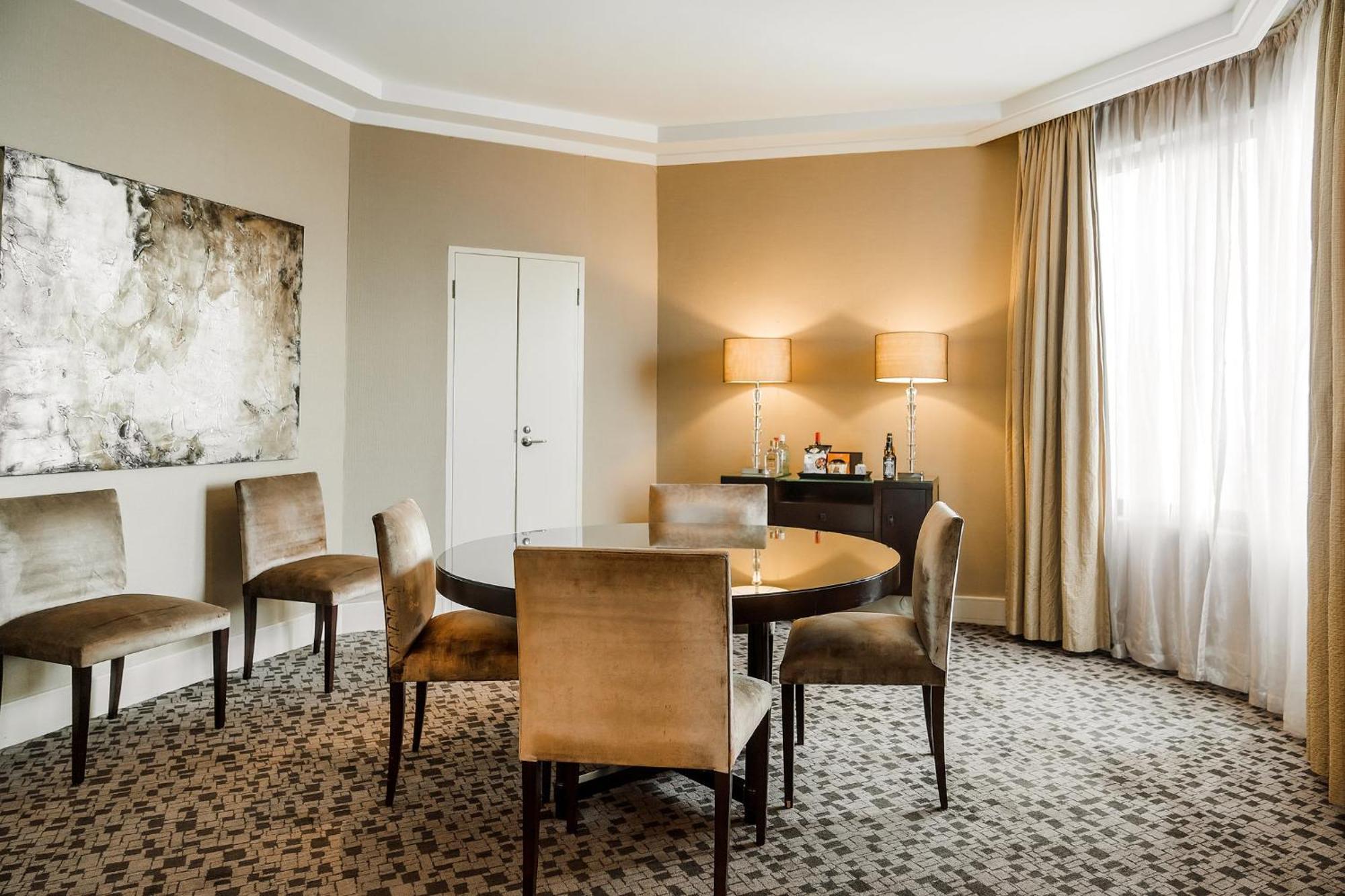 Intercontinental Adelaide By Ihg Otel Dış mekan fotoğraf A suite at the Waldorf Astoria Berlin
