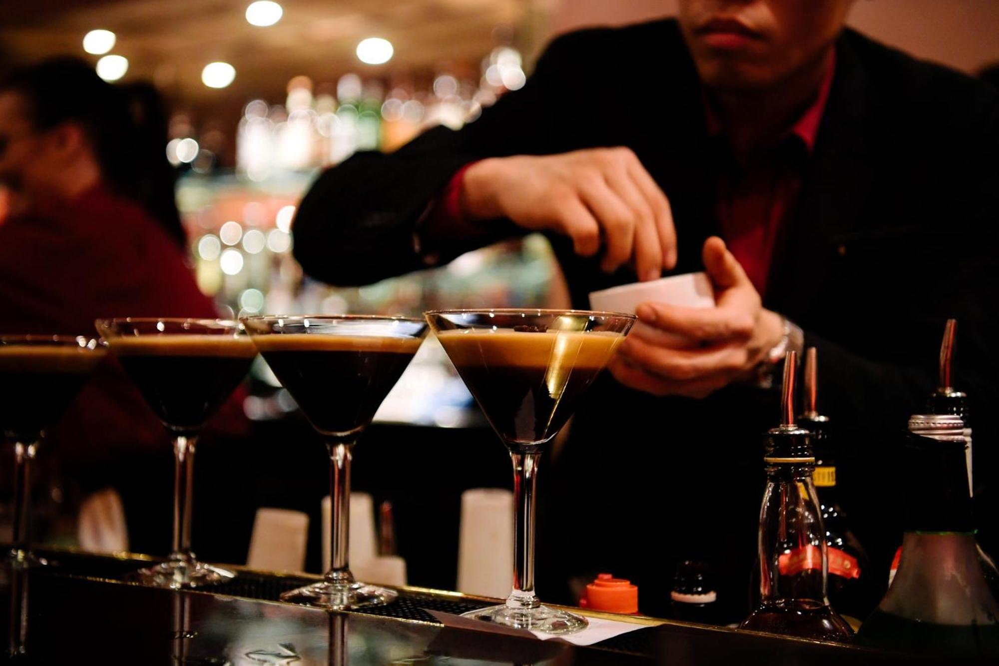 Intercontinental Adelaide By Ihg Otel Dış mekan fotoğraf A bartender at work