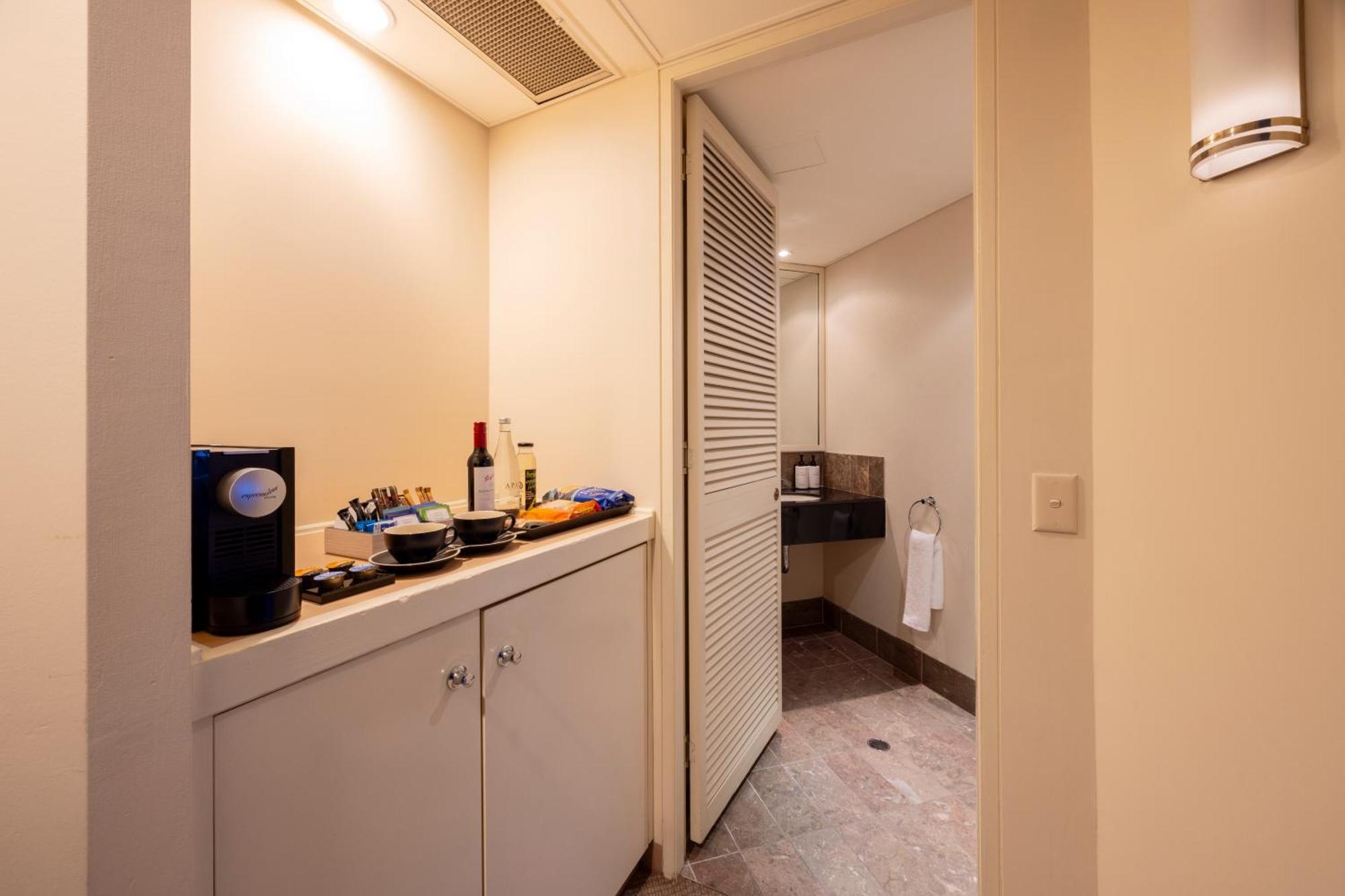 Intercontinental Adelaide By Ihg Otel Dış mekan fotoğraf A wet room in a hotel