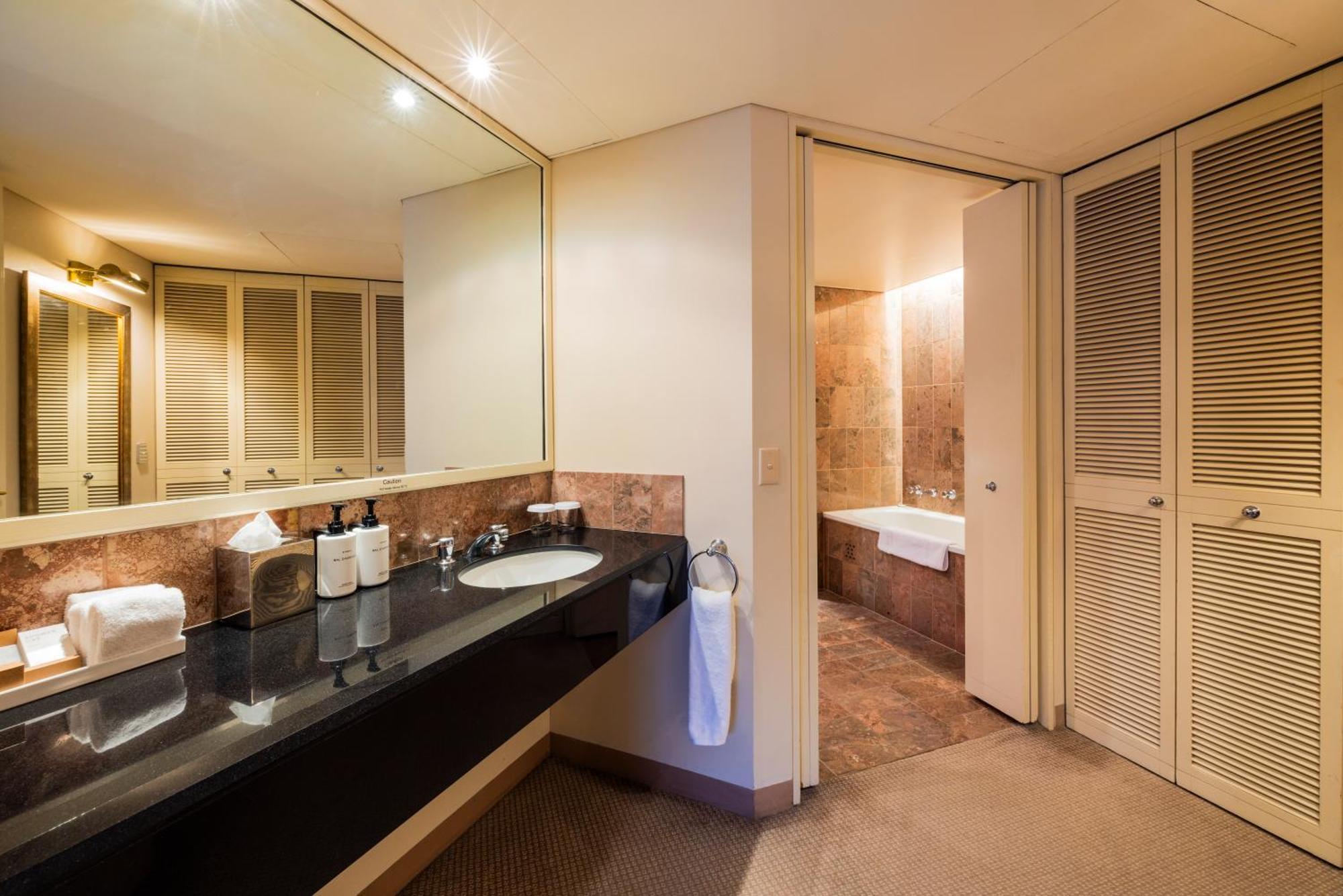 Intercontinental Adelaide By Ihg Otel Dış mekan fotoğraf A bathroom in a hotel